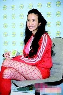 莫文蔚红网袜照,时尚感十足 第1张 莫文蔚红网袜照,时尚感十足 第1张