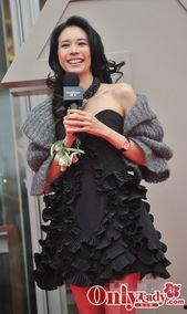 莫文蔚红网袜照,时尚感十足 第2张 莫文蔚红网袜照,时尚感十足 第2张