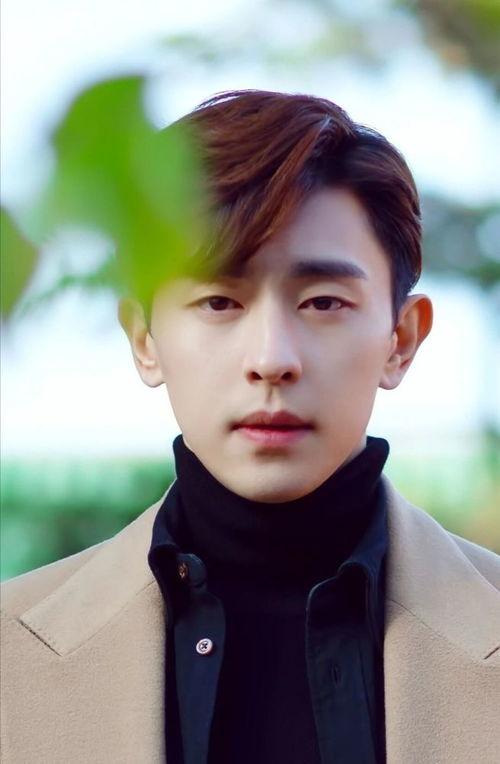 邓伦照片大全,光影交织，魅力四溢  第2张