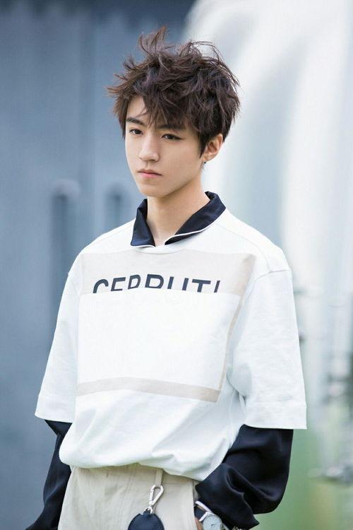 王俊凯照片最新,青春气息扑面而来