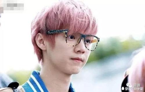 王源带眼镜的照片,演绎时尚新风尚 第2张 王源带眼镜的照片,演绎时尚新风尚 第2张