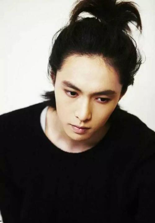 扎头发的男明星,盘点那些以扎发造型亮相的帅气男明星