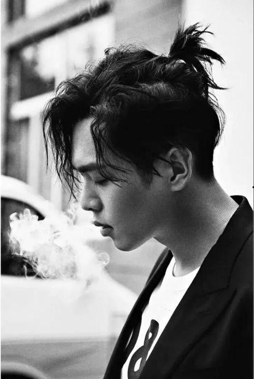 扎头发的男明星,盘点那些以扎发造型亮相的帅气男明星 第3张 扎头发的男明星,盘点那些以扎发造型亮相的帅气男明星 第3张