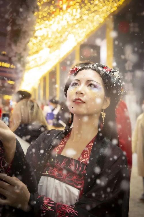 成都女小丑网红,笑颜如花，网络人气飙升的喜剧女神  第3张