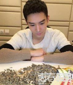 盛一伦生活照,揭秘明星日常，尽显儒雅风采