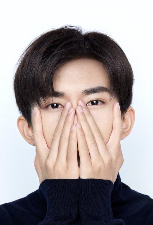 易烊千玺小说娱乐圈,易烊千玺的娱乐圈传奇之旅  第3张